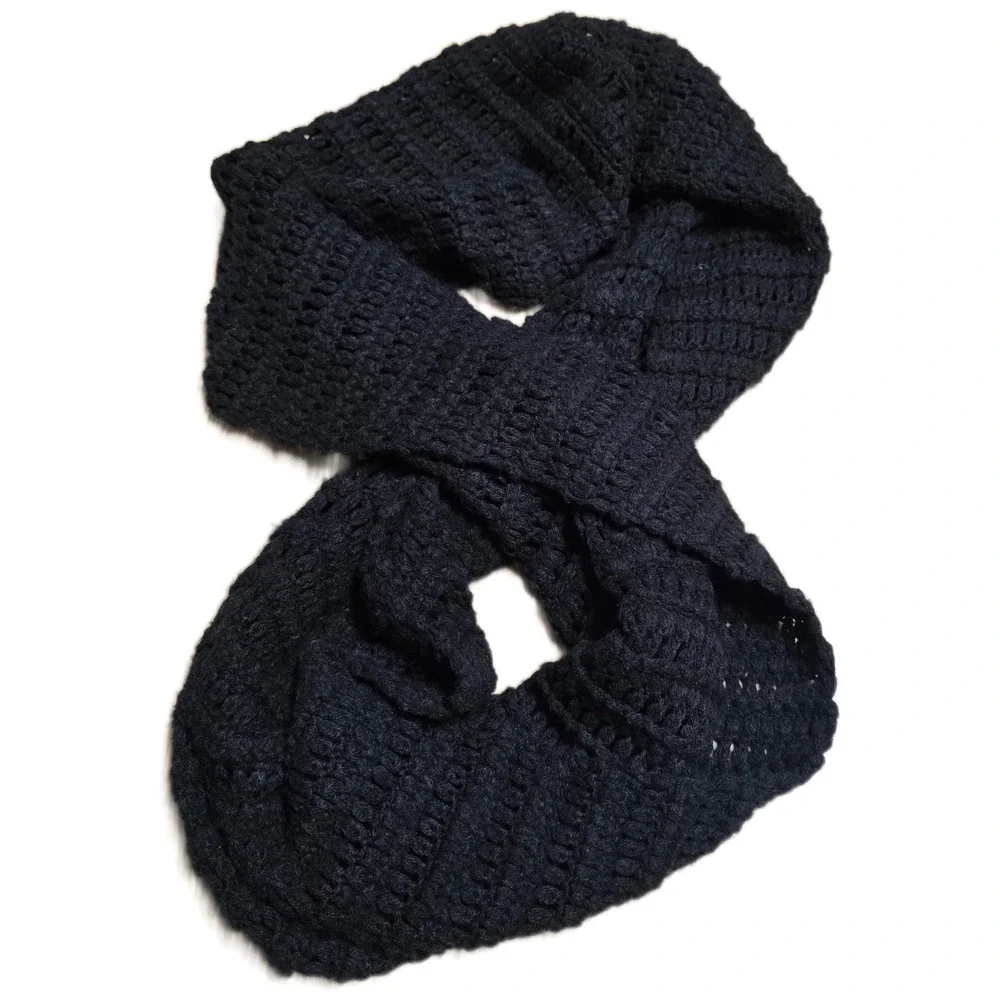 Victoria's Secret Crochet Infinity Scarf Women's One Size Acrylic Warm‎ Cozy